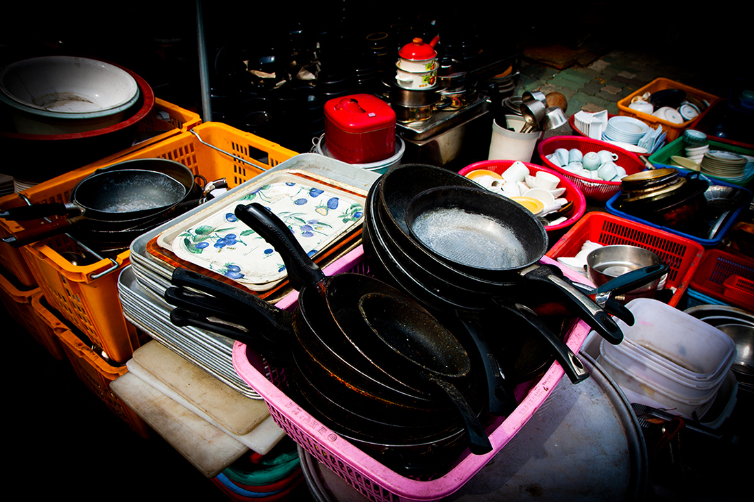 풍물시장의 낡은 후라이팬들