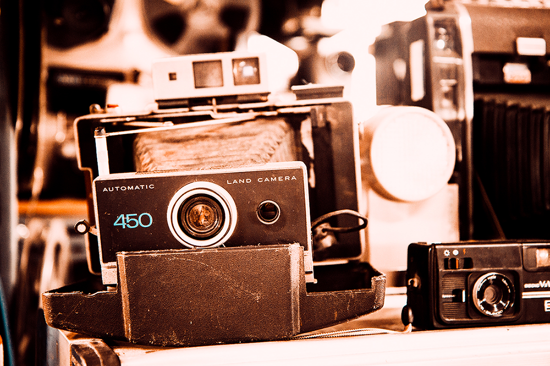 풍물시장의 오래된 카메라