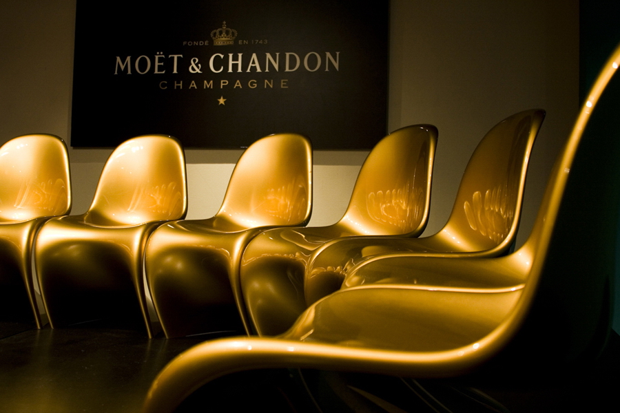 팬톤 전시회 골드 체어