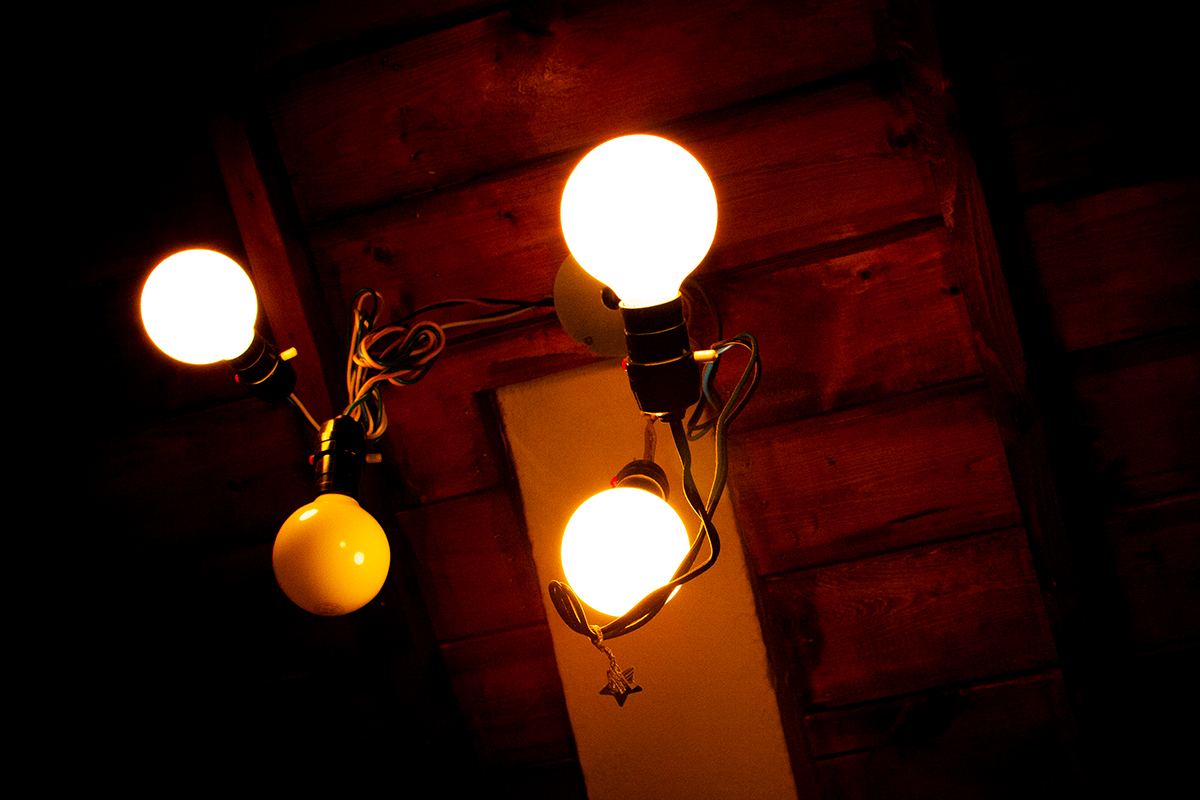 찻집 천정의 전구